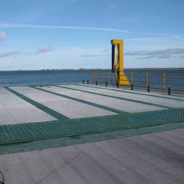 Strong Gratings from Metal-Disain